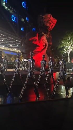 Evening mall visit features art installations in Beijing's Chaoyang District