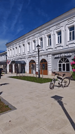 Spring morning scenes documented around Rostov Kremlin pedestrian district