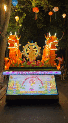 Festival night unfolds in Hội An with lanterns, crowds, performances