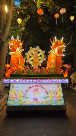 Festival night unfolds in Hội An with lanterns, crowds, performances