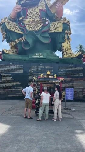 Temple visit with Guan Yu statue in Baan Hua Thanon
