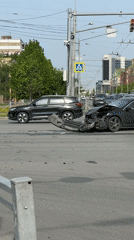 Multi-vehicle collision damages cars at Kazan intersection