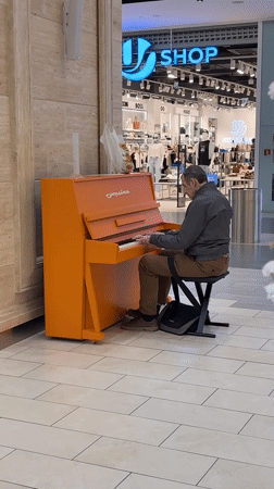 Live piano and retail browsing inside a Kyiv shopping mall