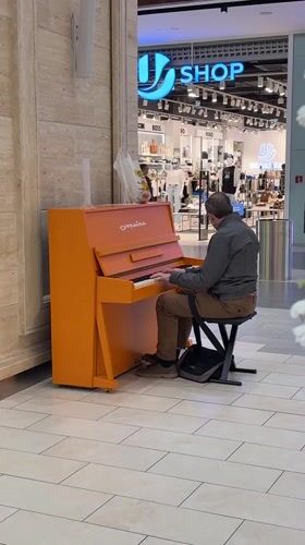Live piano and retail browsing inside a Kyiv shopping mall