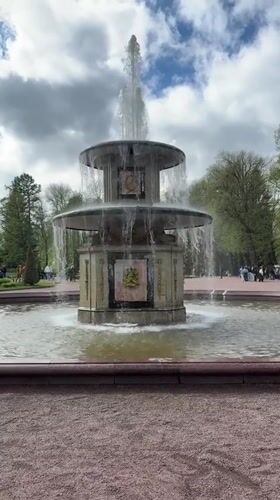Tourists capture fountains and folk dancing at Peterhof Palace