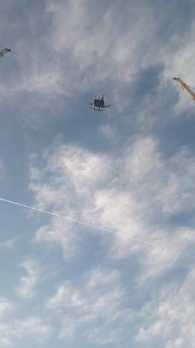 Slingshot ride launches passengers skyward at Spanish fairground