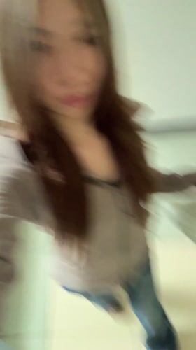 Woman takes early morning selfies in Nan'an District