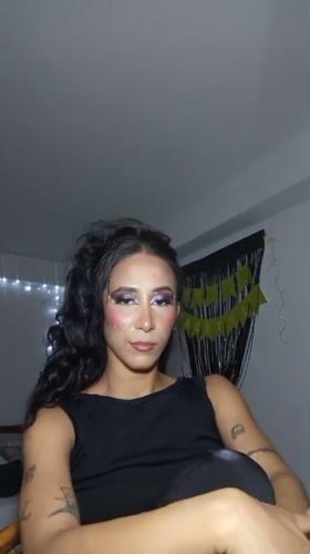 Woman in elaborate purple makeup documented in Porlamar morning session