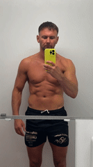 Man documents workout session with selfies at Norwegian gym