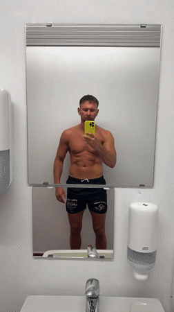 Man documents workout session with selfies at Norwegian gym