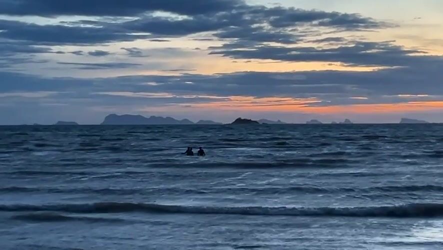 Sunset witnessed by multiple observers in Baan Sri Thanu
