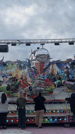 Lille residents enjoy spring afternoon at canal and amusement park