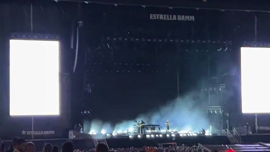 Outdoor concert with video screens draws crowds in Porto