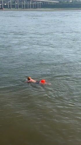 Morning riverside life unfolds in Jiangjin with swimmers, musicians, pedestrians