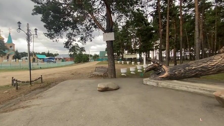 Tourist documents Sosnovka landmarks including bear sculptures, Orthodox church