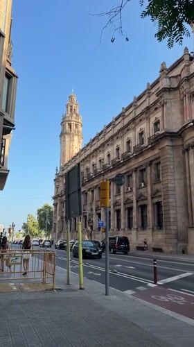 Barcelona streets and a cheeseburger, late afternoon