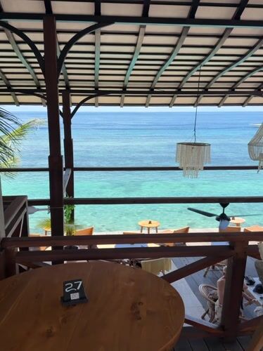 Oceanfront restaurant dining captured in Nusa Penida, Indonesia