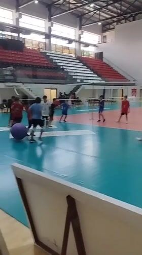 Indoor volleyball drills underway at an Alanya gymnasium