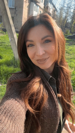 Woman documents spring blooms in Kryvyi Rih park