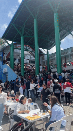 Public celebration with Turkish flag balloons draws crowds in Fethiye