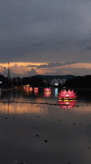 Evening lakeside moments captured at Ho Xuan Huong Lake, Da Lat