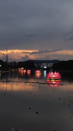 Evening lakeside moments captured at Ho Xuan Huong Lake, Da Lat