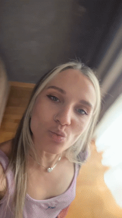 Woman records morning selfie session in Esenyurt apartment