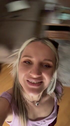 Woman records morning selfie session in Esenyurt apartment