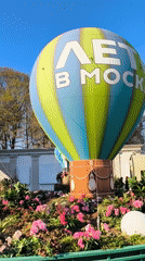 Street violinist performs amid balloon display in sunny Moscow