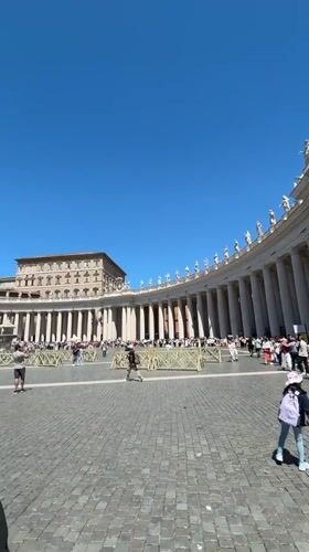 Morning crowds visit St. Peter's Square under clear skies