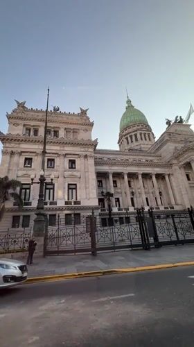 Witness documents Congress building and nearby individuals in Buenos Aires