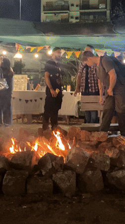Nighttime bonfire gathering draws crowds at Buenos Aires market