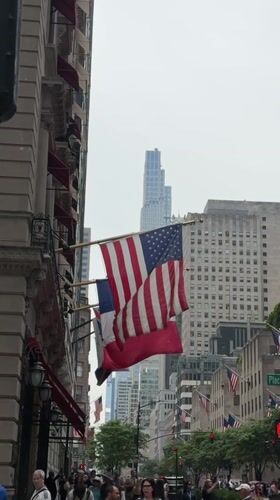 Midtown 5th Avenue: luxury storefronts, street life, and architecture