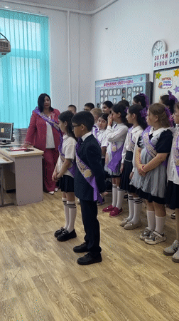 Russian elementary students celebrate graduation with classroom ceremony