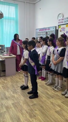 Russian elementary students celebrate graduation with classroom ceremony
