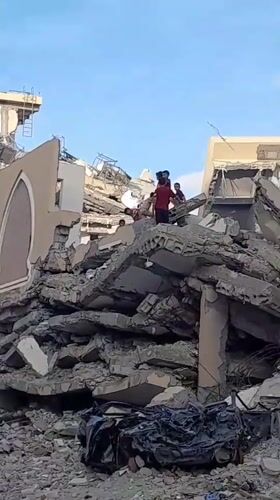 Children gather amid rubble in Khan Yunis devastation scene