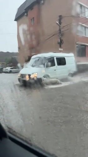 Street flooding reaches mid-tire level in Novyi, Russia