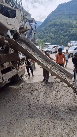Concrete pours and market life on a Vashisht morning