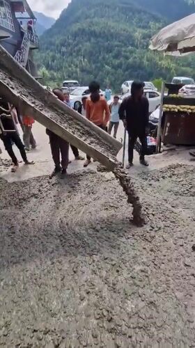 Concrete pours and market life on a Vashisht morning