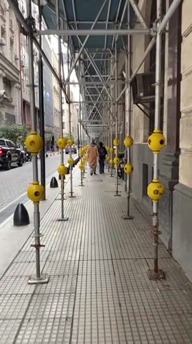 Tourist documents Buenos Aires landmarks amid ongoing construction work