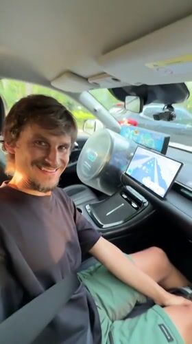 Driver documents morning tour of Nanshan District, visits Eiffel replica