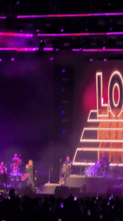 Live concert featuring male singer with full band in Las Jarretaderas