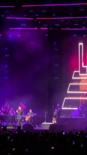 Live concert featuring male singer with full band in Las Jarretaderas