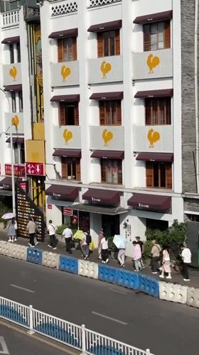 Morning street life documented across Yuzhong District, Chongqing