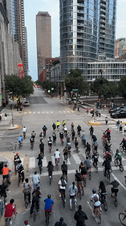Group ride moves through Chicago city streets