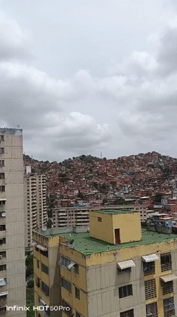 Afternoon scenes from Caracas neighborhoods captured by local witness