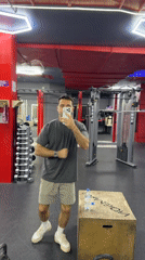 Man takes gym selfie in Krasnoyarsk mirror