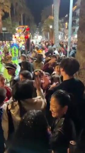 Carnival parade draws crowds to Sitges streets Tuesday night