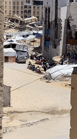 Community gathers for prayer amid destruction in Khan Yunis