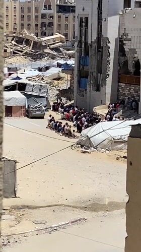 Community gathers for prayer amid destruction in Khan Yunis
